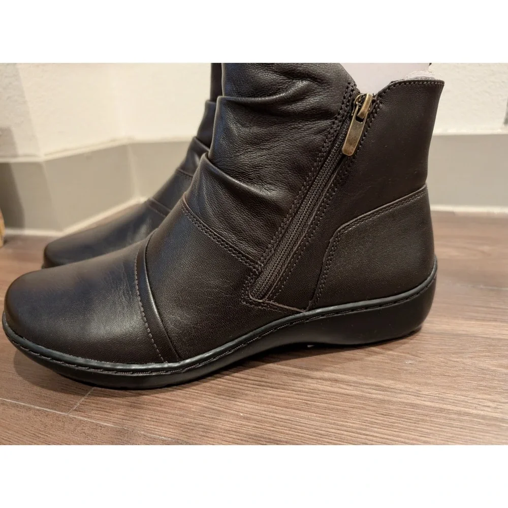 Clarks Collection Women Boots 8.5W Cora Chocolate‎ Leather Side Zip Booties